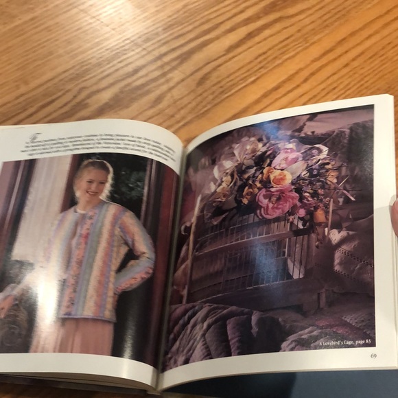 Romance of Paula Vaughan crafters book 📕 - Picture 5 of 7